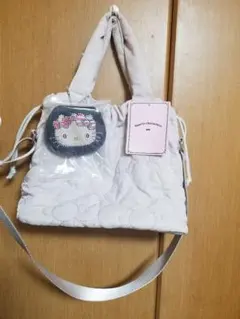 Hello Kitty キルティング トートバッグ チャーム付き　新品タグつきのサムネイル