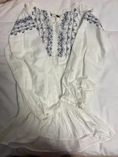 刺繍入りホワイト長袖ブラウス