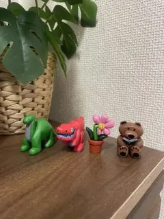 DAISUKE KONDO コンドウダイスケ マスコットフィギア　恐竜 花 クマ