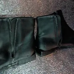 ジッパー付き黒ブーツ