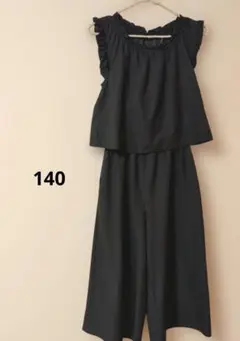 黒の首元、袖口フリル付きオールインワン コンビネゾン ノースリーブ 140