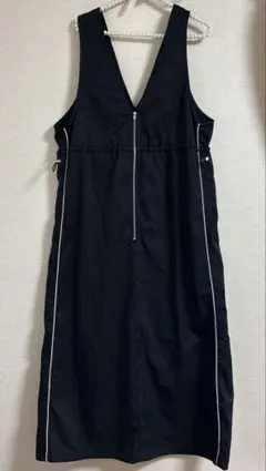 tip top ブラック　Vネック ジャンスカジッパー付き