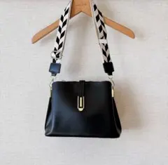 ブラック ショルダーバッグ キャンパス素材ショルダーストラップ/きれいめ　中型