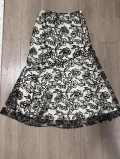 フラワー刺繍 フレアスカート ホワイト/ブラック