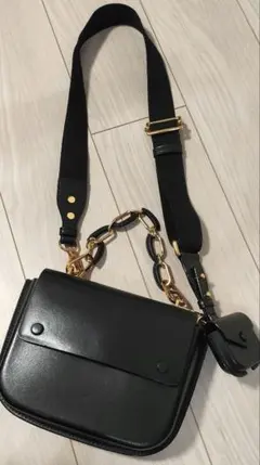 【美品】CHARLES & KEITH ショルダーバッグ ブラックのサムネイル