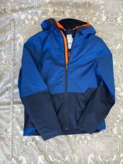 青と黒のジャケット（フード付き）