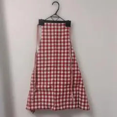 赤と白のチェック柄エプロン