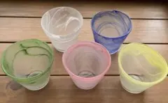 カラフルなマーブル模様のグラスセット