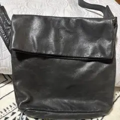 黒いレザーショルダーバッグ