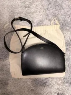 A.P.C ブラックレザーショルダーバッグ