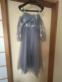 オフショルダー刺繍入り青ドレス