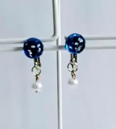 夜空ブルー×シルバー 揺れるパールイヤリング　ハンドメイド