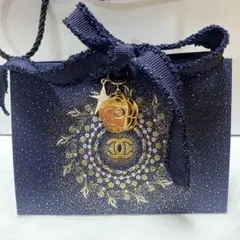CHANEL 花のチャーム付きネイビー包装