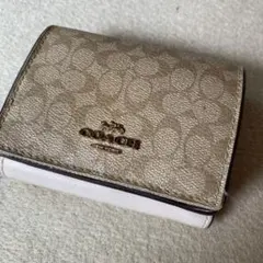コーチ　coach 三つ折り財布　シグネチャー ベージュ ミニ財布のサムネイル