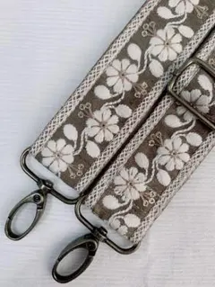 スマホショルダー　ショルダーストラップ　【インド刺繍リボン】花　カーキ