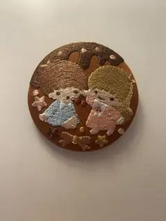 刺繍デザインの円形ピンバッジ キキララ