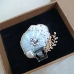 お花刺繍ブローチ　ハンドメイド　一点もの