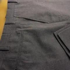 濃グレー　 テクスチャー仕上げ スラックス　メンズズボン　未使用