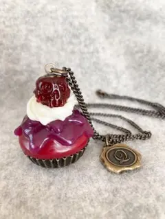 Q-pot. エヴィル・クイーン/ポイズンアップルケーキ ネックレス