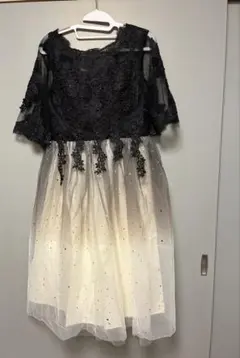 ブラックとホワイトのグラデーションドレス