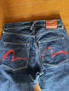 赤い刺繍のストレートデニムパンツ
