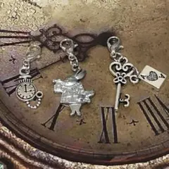 ♡handmade♡人気❤︎再販】ウサギと懐中時計と鍵&トランプのチャームシルバー