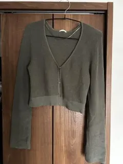 オリーブグリーン Vネック クロップドニット