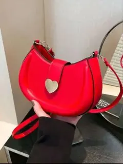 赤いショルダーバッグ ハート型金具付き
