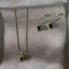 エメラルドカット ネックレスとイヤリングセットチェーンの長さ約６０センチ