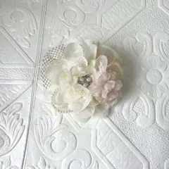 370 ハンドメイド コサージュ パール ビーズ　卒業式　入学式　クリーム