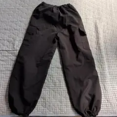 黒いカーゴパンツ ウエストゴム サイドポケット付き サイズ150cm