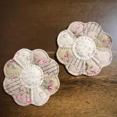 ハンドメイド パッチワーク 布コースター 花柄 2枚セット ベージュ系　おしゃれ