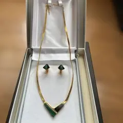 グリーンとブラックのネックレスとイヤリングのセット