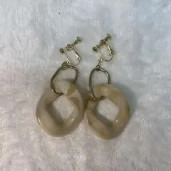 ベージュ アクリル ダイヤモンド型 イヤリング