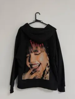 東京限定★BLACKPINK LISA リサ　パーカー Mサイズ　フーディー BLACKPINKのLISA、初ソロ曲「ラリサ」着想の限定アパレルを発売 - WWDJAPAN