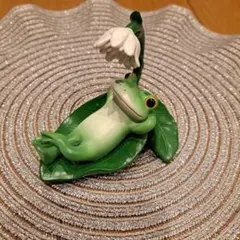 Copeau (コポー) 葉っぱの上に寝転ぶカエル　ミドルサイズ