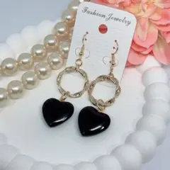 ハンドメイドピアス❤️大人可愛い❤️ツイストリング×チェコガラス黒ハートピアス❤️