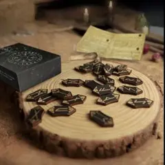 古代北欧の神秘を背景にした「ルーンセット」レッドジャスパー - メルカリ