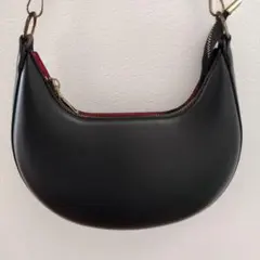 黒 ハーフムーン型ショルダーバッグ