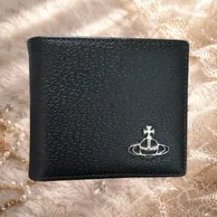 極美品✨ヴィヴィアンウエストウッド ニつ折財布 シボ革　シルバーロゴ　本革　黒 極美品✨ヴィヴィアンウエストウッド ニつ折財布 シボ革 シルバーロゴ