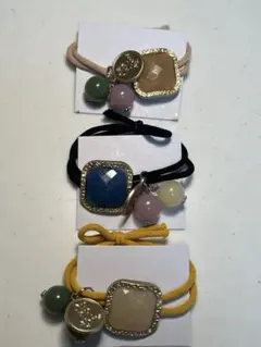 ビーズとチャーム付きヘアゴム　ベージュ、黄色、黒の3色セット