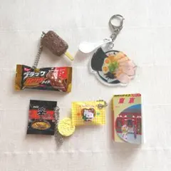 ガチャ詰め合わせ　ラーメン、本、アイス