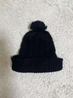 ブラックポンポン付きニット帽