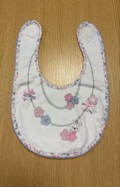 ウサギと花の刺繍付きスタイ
