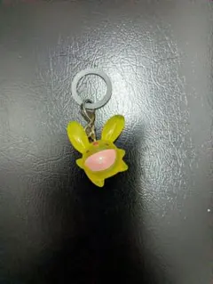 黄色いウサギのキャラクター マスクチャーム