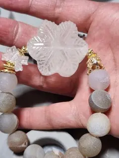 ヘミモルファイトと水晶のお花のブレスレット - メルカリ