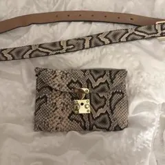 ヘビ柄ショルダーバッグ ゴールド金具付き