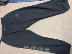 黒いプリント入りジョガーパンツ