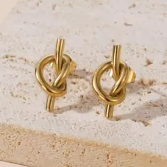 高品質　結び目デザイン　ノット　ゴールドピアス