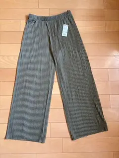 UNIQLOプリーツパンツ　オリーブ　L 新品未使用